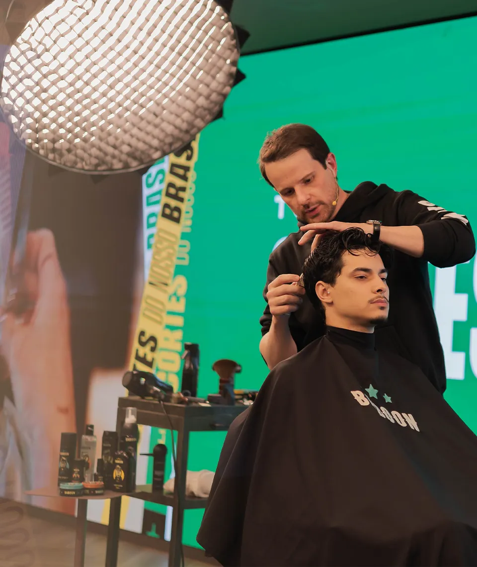 Seu Elias cortando cabelo ao vivo no palco